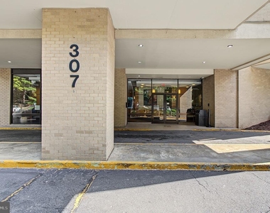 307 Yoakum Parkway - Photo Thumbnail 1