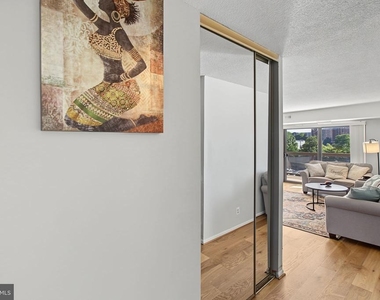 307 Yoakum Parkway - Photo Thumbnail 17