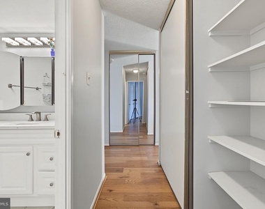 307 Yoakum Parkway - Photo Thumbnail 16
