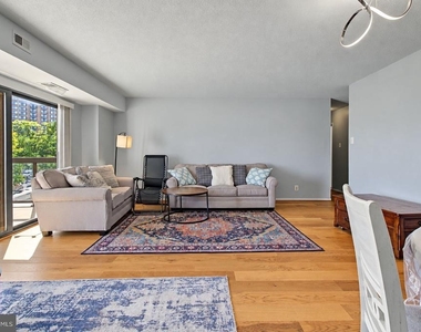 307 Yoakum Parkway - Photo Thumbnail 2