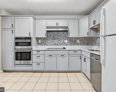 307 Yoakum Parkway - Photo Thumbnail 8