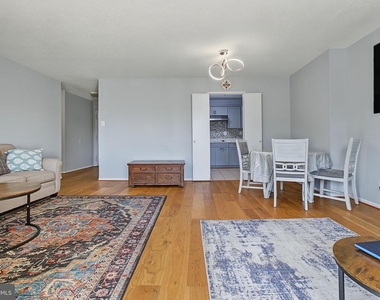 307 Yoakum Parkway - Photo Thumbnail 5