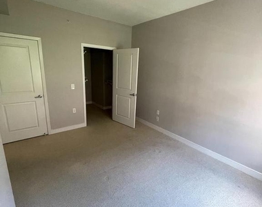 820 N Pollard Street - Photo Thumbnail 7