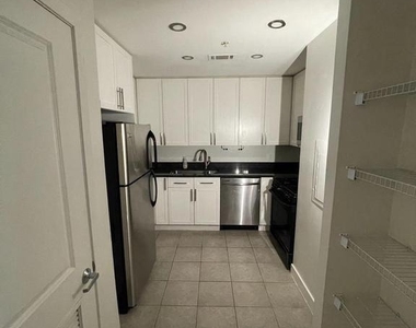 820 N Pollard Street - Photo Thumbnail 5