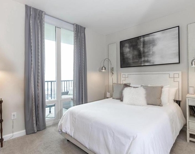 207 W Washington Square - Photo Thumbnail 20