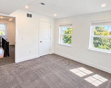 153 Dupont Street - Photo Thumbnail 3