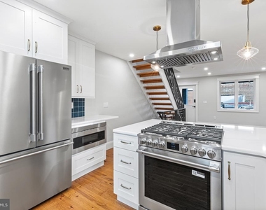 3318 Salmon Street - Photo Thumbnail 4