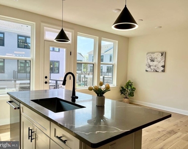 805 Shay Court - Photo Thumbnail 6