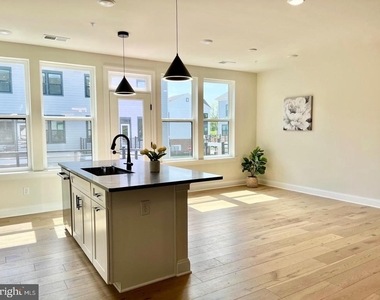 805 Shay Court - Photo Thumbnail 7