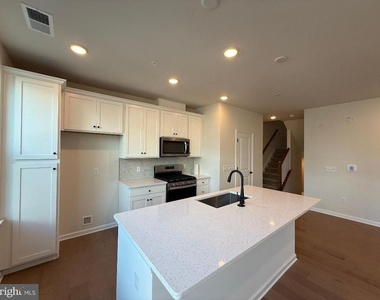 1211 Parker Boulevard - Photo Thumbnail 2