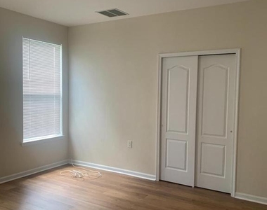 207 Devon Lane - Photo Thumbnail 10
