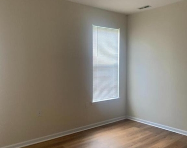 207 Devon Lane - Photo Thumbnail 7