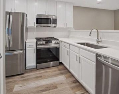 6602 Lake Park Drive - Photo Thumbnail 4