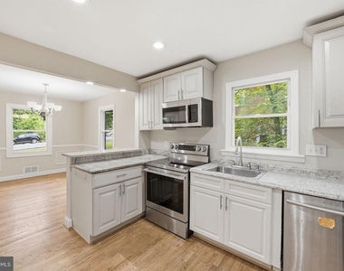 4915 Sharon Road - Photo Thumbnail 3