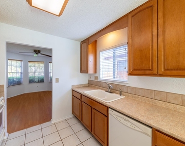 6003 Avery Island Ave - Photo Thumbnail 16