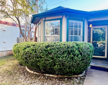 6003 Avery Island Ave - Photo Thumbnail 6