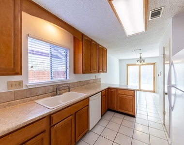 6003 Avery Island Ave - Photo Thumbnail 17