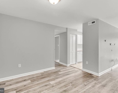 405 Christopher Avenue - Photo Thumbnail 6