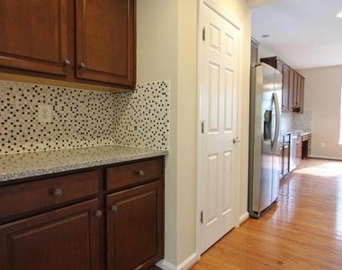 11518 Amherst Avenue - Photo Thumbnail 5