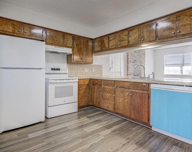 8104 Dunn St - Photo Thumbnail 10