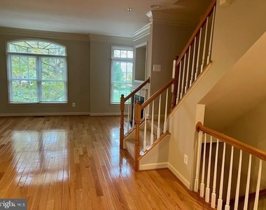 413 Oak Knoll Drive - Photo Thumbnail 2