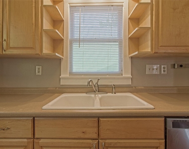 206 E 6th St - Photo Thumbnail 13
