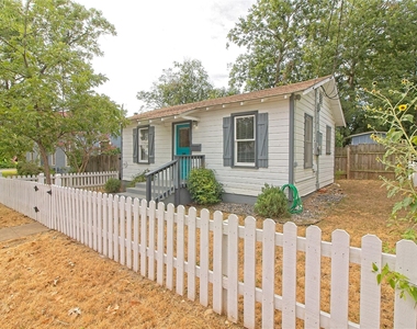206 E 6th St - Photo Thumbnail 2