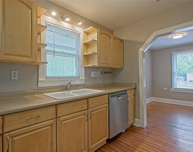 206 E 6th St - Photo Thumbnail 11