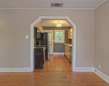 206 E 6th St - Photo Thumbnail 9