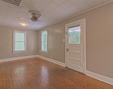 206 E 6th St - Photo Thumbnail 7