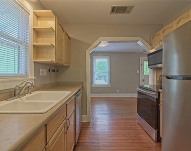 206 E 6th St - Photo Thumbnail 12