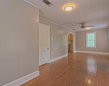 206 E 6th St - Photo Thumbnail 5