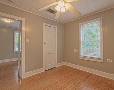206 E 6th St - Photo Thumbnail 17