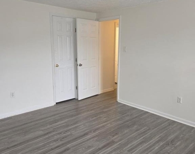 904 Cedar Crest Court - Photo Thumbnail 24