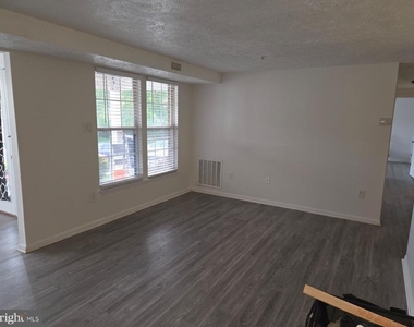 904 Cedar Crest Court - Photo Thumbnail 3