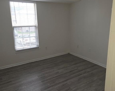 904 Cedar Crest Court - Photo Thumbnail 14