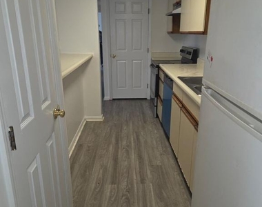 904 Cedar Crest Court - Photo Thumbnail 9