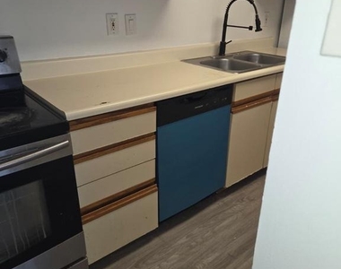 904 Cedar Crest Court - Photo Thumbnail 15