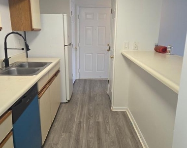 904 Cedar Crest Court - Photo Thumbnail 6