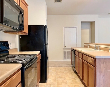 204 Delby St - Photo Thumbnail 6