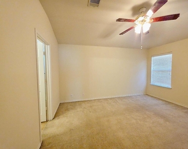 204 Delby St - Photo Thumbnail 12