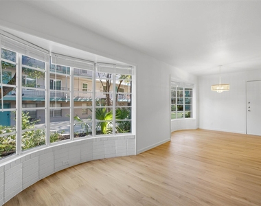 300 Crockett St - Photo Thumbnail 3