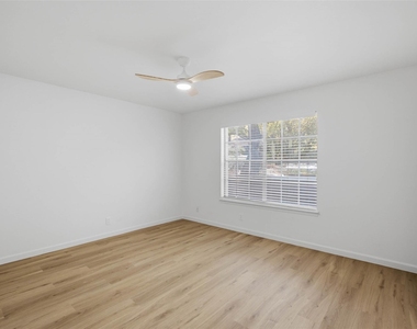 300 Crockett St - Photo Thumbnail 12