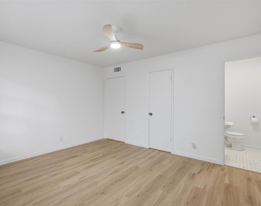300 Crockett St - Photo Thumbnail 13