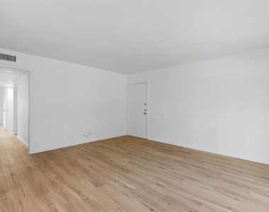 300 Crockett St - Photo Thumbnail 8