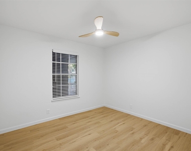300 Crockett St - Photo Thumbnail 15