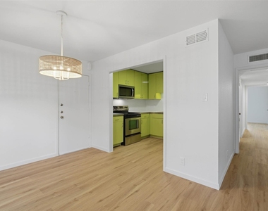 300 Crockett St - Photo Thumbnail 4