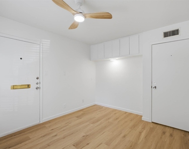 300 Crockett St - Photo Thumbnail 17