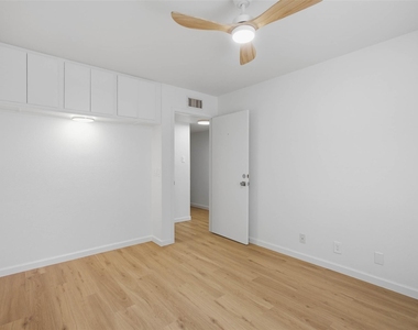 300 Crockett St - Photo Thumbnail 19