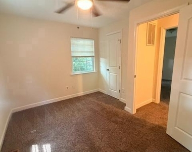 4215 Calvert Drive - Photo Thumbnail 10